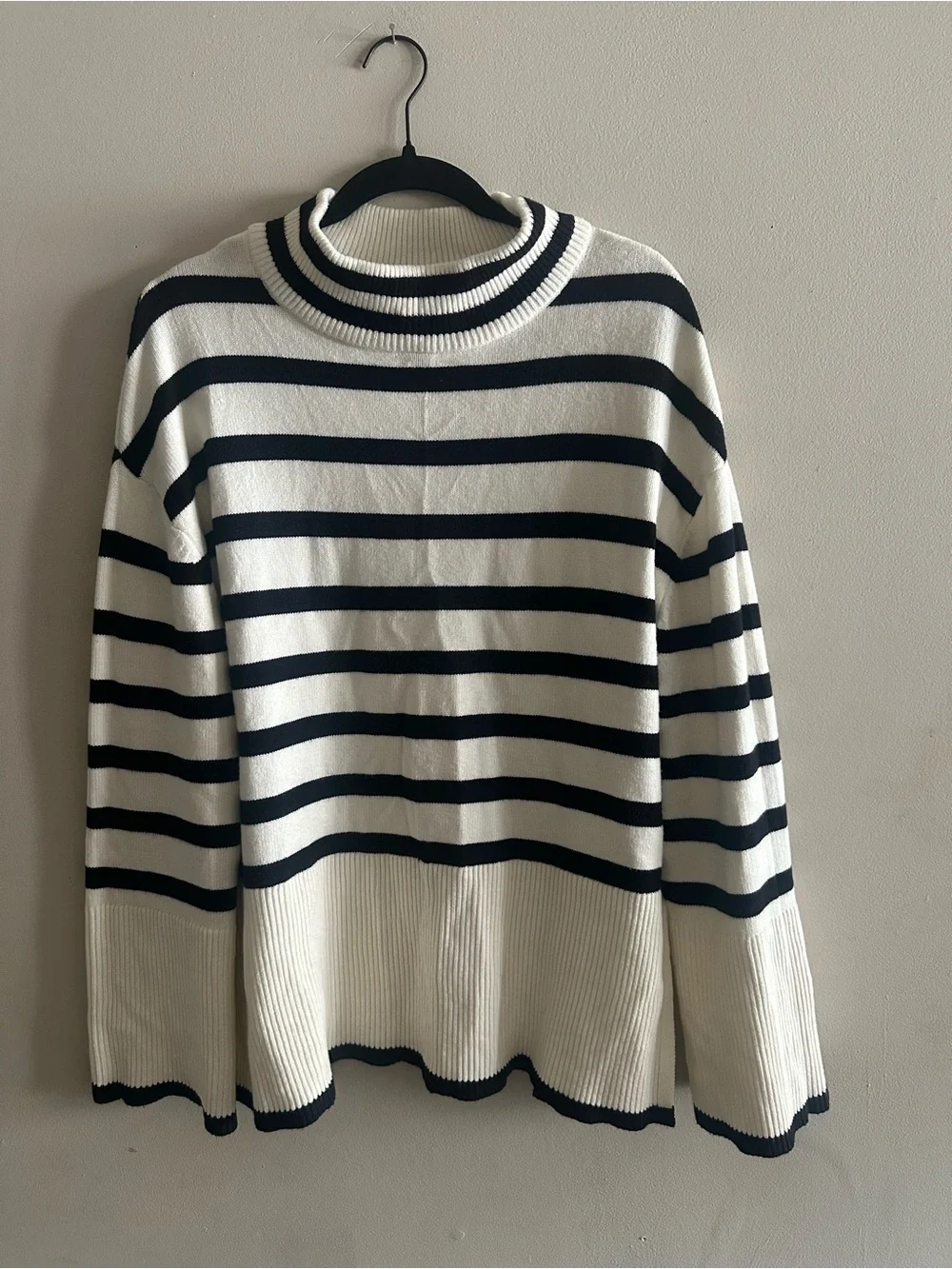 Zesica White Knit Top with Black Trim Size L